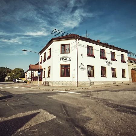 Restaurace A Penzion Praha Dolní Dunajovice Dış mekan fotoğraf