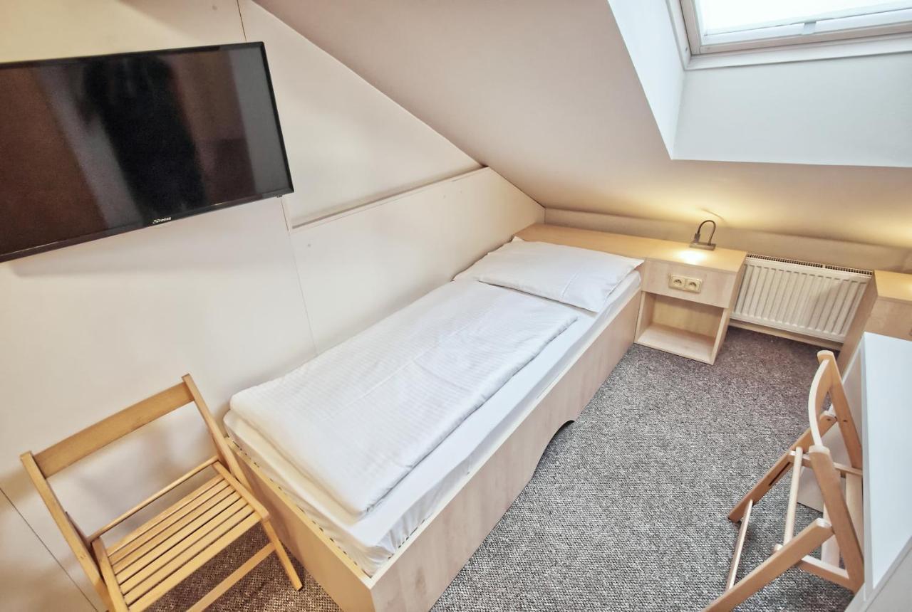 Restaurace A Penzion Praha Dolní Dunajovice Dış mekan fotoğraf