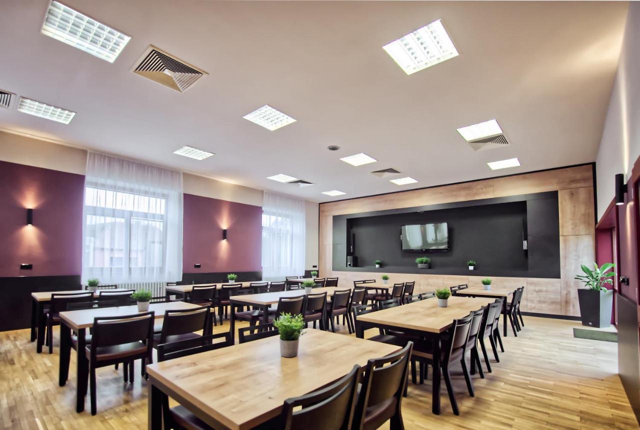 Restaurace A Penzion Praha Dolní Dunajovice Dış mekan fotoğraf