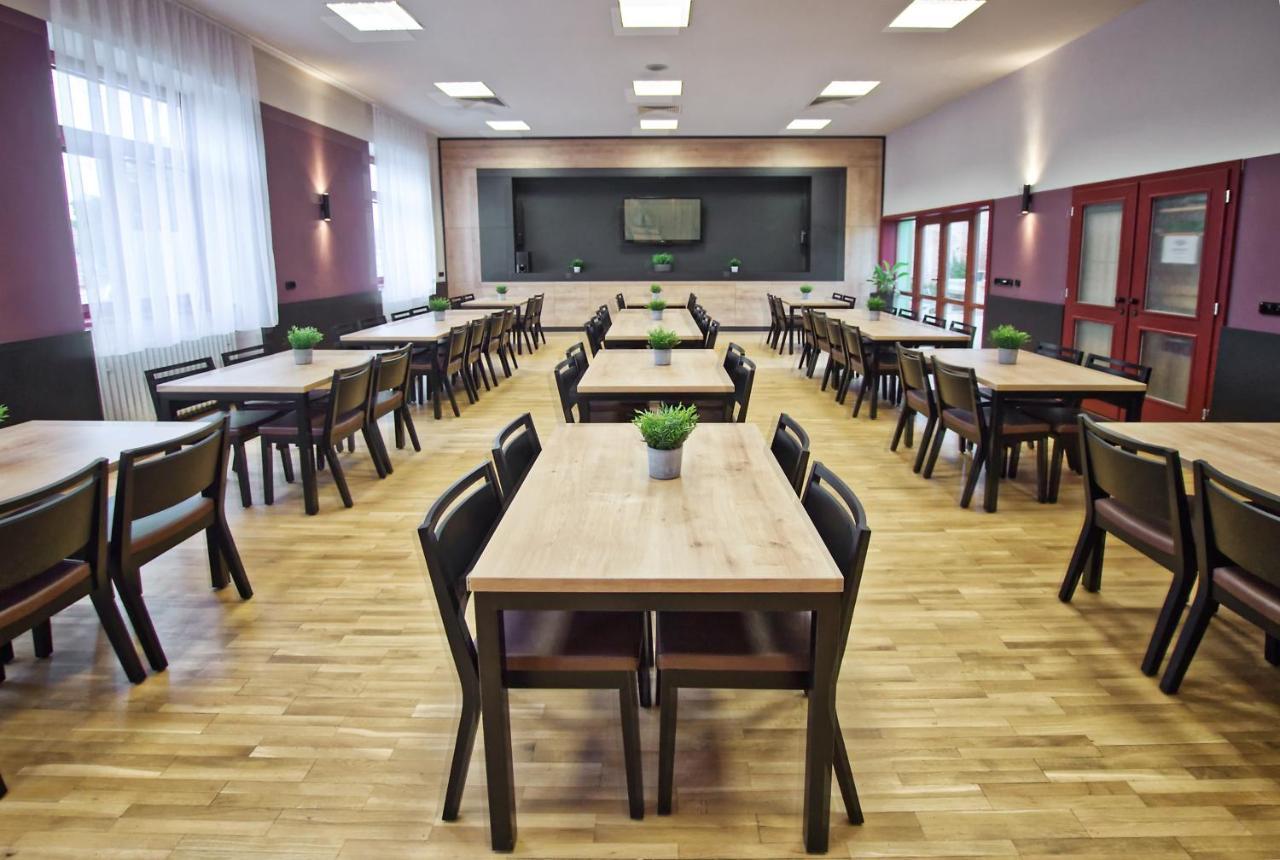 Restaurace A Penzion Praha Dolní Dunajovice Dış mekan fotoğraf