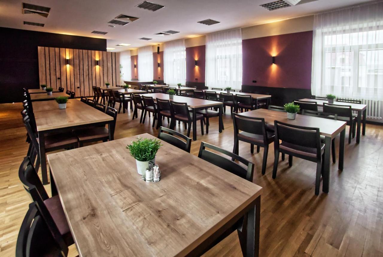 Restaurace A Penzion Praha Dolní Dunajovice Dış mekan fotoğraf