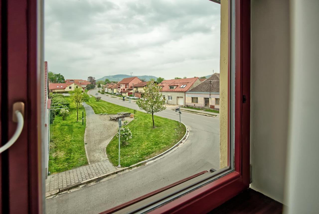 Restaurace A Penzion Praha Dolní Dunajovice Dış mekan fotoğraf