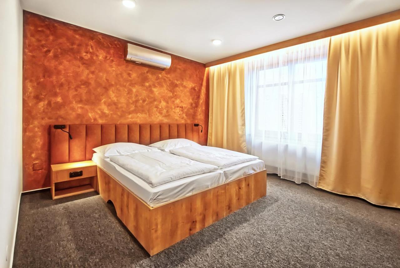 Restaurace A Penzion Praha Dolní Dunajovice Dış mekan fotoğraf