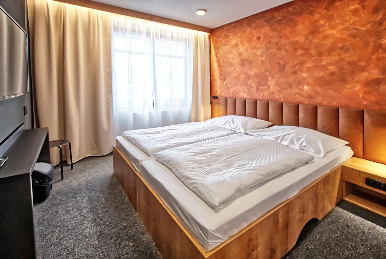 Restaurace A Penzion Praha Dolní Dunajovice Dış mekan fotoğraf