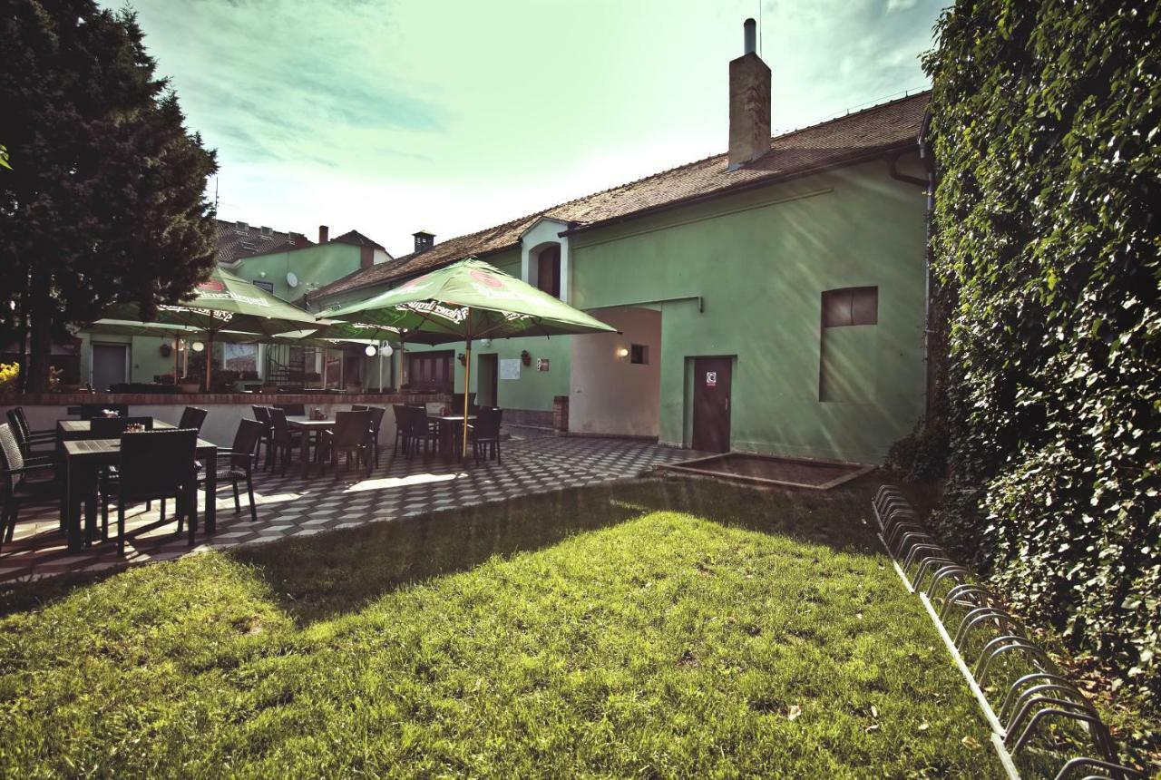 Restaurace A Penzion Praha Dolní Dunajovice Dış mekan fotoğraf
