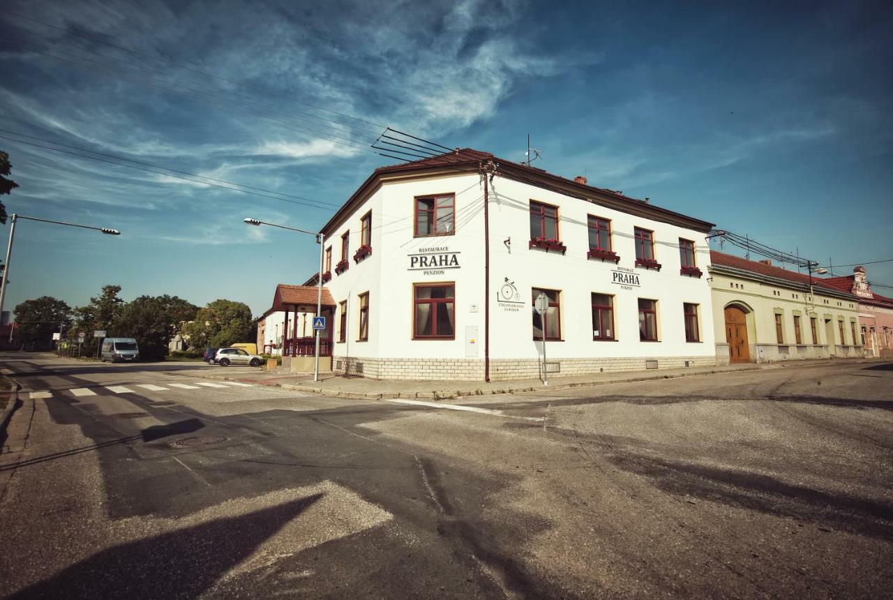 Restaurace A Penzion Praha Dolní Dunajovice Dış mekan fotoğraf