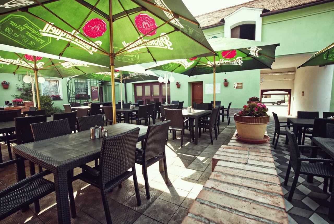 Restaurace A Penzion Praha Dolní Dunajovice Dış mekan fotoğraf