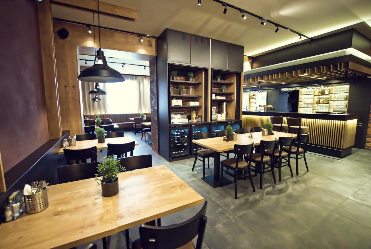 Restaurace A Penzion Praha Dolní Dunajovice Dış mekan fotoğraf